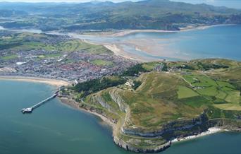 Golygfa o'r awyr o'r Gogarth yn Llandudno