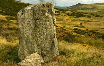 Bwlch y Ddeufaen gyda'r ddwy garreg yn y golwg