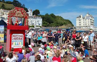 Plant a theuluoedd yn gwylio sioe Pwnsh a Judy yn Llandudno