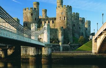 Castell Conwy gyda Phont Grog Telford i'r chwith o'r ddelwedd