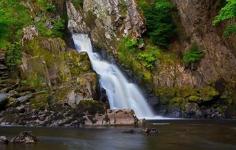 Golygfa o waelod Rhaeadr Conwy