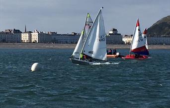 Hwylio ym Mae Llandudno