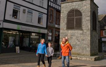 Teulu yn cerdded yn Sgwâr Ancaster, Llanrwst