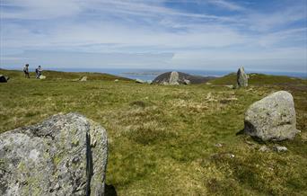 Meini Hirion uwchben Penmaenmawr gyda'r Gogarth yn y cefndir