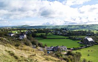 Tai a chefn gwlad o amgylch Mynydd Marian