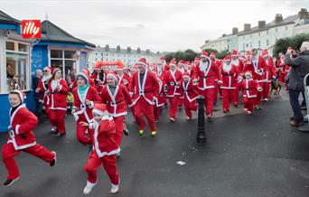 Siôn Corn yn rhedeg ar y Promenâd, Llandudno