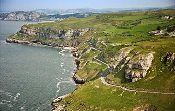 Llun o’r awyr o Marine Drive a’r Gogarth