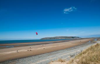 Traeth Morfa Conwy a'r Gogarth yn y cefndir