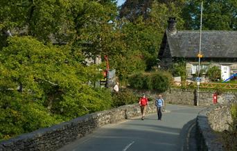 Cerddwyr ar y bont ym Metws-y-Coed