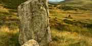 Bwlch y Ddeufaen gyda'r ddwy garreg yn y golwg