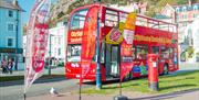 Bws City Sightseeing wedi'i barcio ger ei faneri hysbysebu