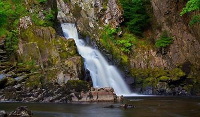 Golygfa o waelod Rhaeadr Conwy