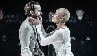 Macbeth: David Tennant a Cush Jumbo yn Theatr Colwyn