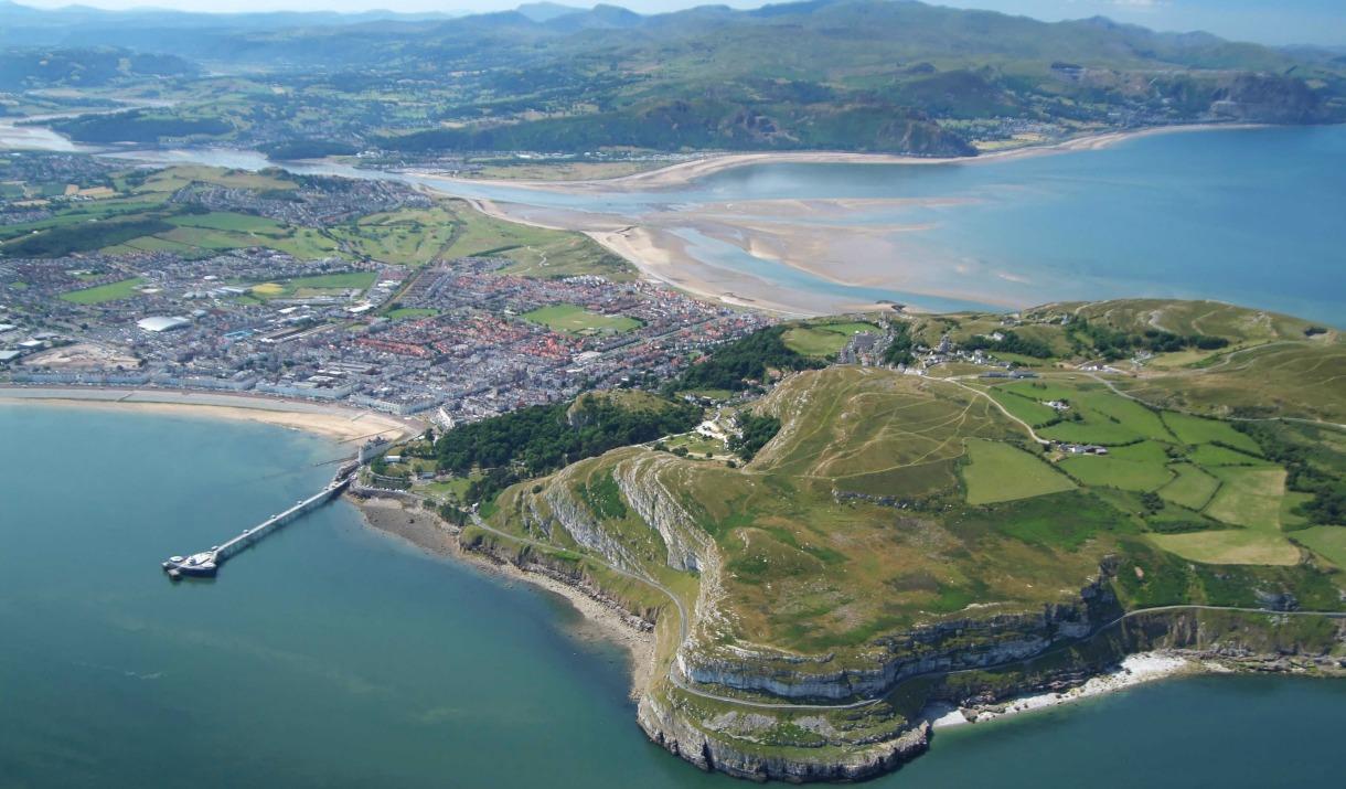 Golygfa o'r awyr o'r Gogarth yn Llandudno