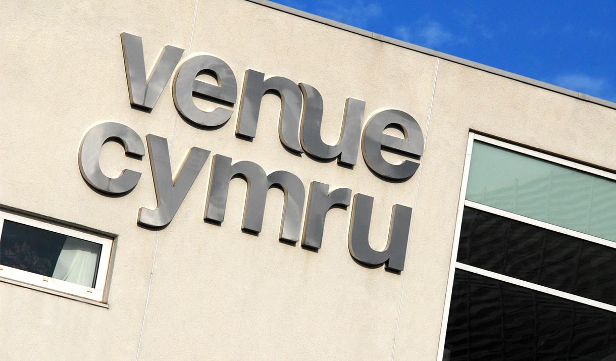 Logo Venue Cymru ar ochr yr adeilad