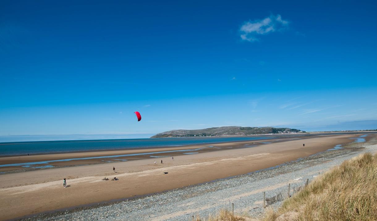 Traeth Morfa Conwy a'r Gogarth yn y cefndir