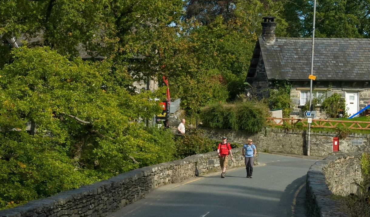 Cerddwyr ar y bont ym Metws-y-Coed