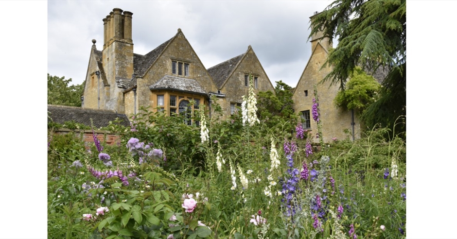 national-trust-waddesdon-manor-aylesbury-uk