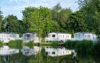 Hoburne Cotswold, static holiday homes over looking the lake