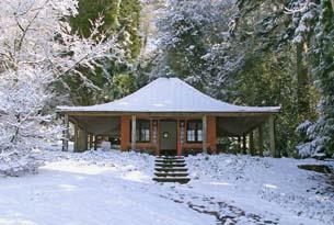 Batsford Arboretum Japanese Resthouse on a snowy day