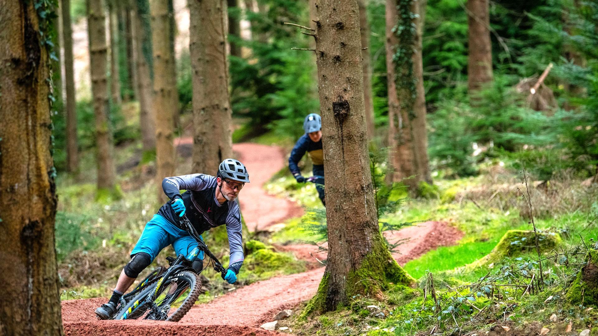 https://eu-assets.simpleview-europe.com/deanwye/imageresizer/?image=%2Fdbimgs%2FFDWV%20Gallery%20-%20Things%20To%20Do%20-%20Couple%20Mountain%20Biking%20in%20the%20Forest%20of%20Dean%20and%20Wye%20Valley%20credit%20Forestry%20England%202.jpg&action=FeaturedItemsScroll20193x2