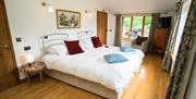 Thatch Close Cottages - Valley View bedroom
