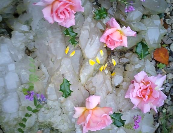 Picture of crystal with roses on top for healing Mandela