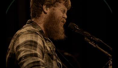 Oliver Anthony singing with guitar