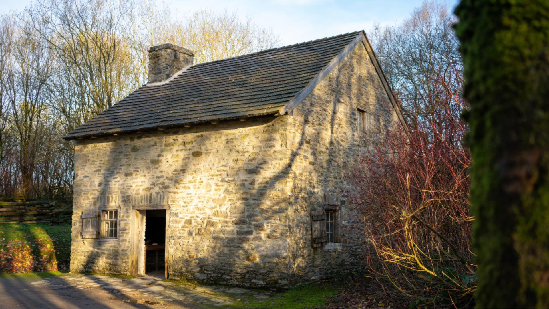 Explore Indigenous People and the impact of emigration to North America with a guided tour of the Ulster American Folk Park.