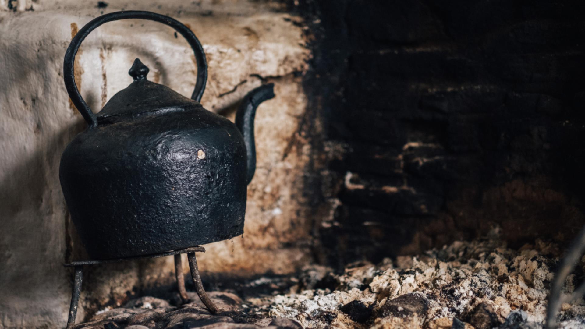 Image of a kettle on the hearth at the Ulster American Folk Park