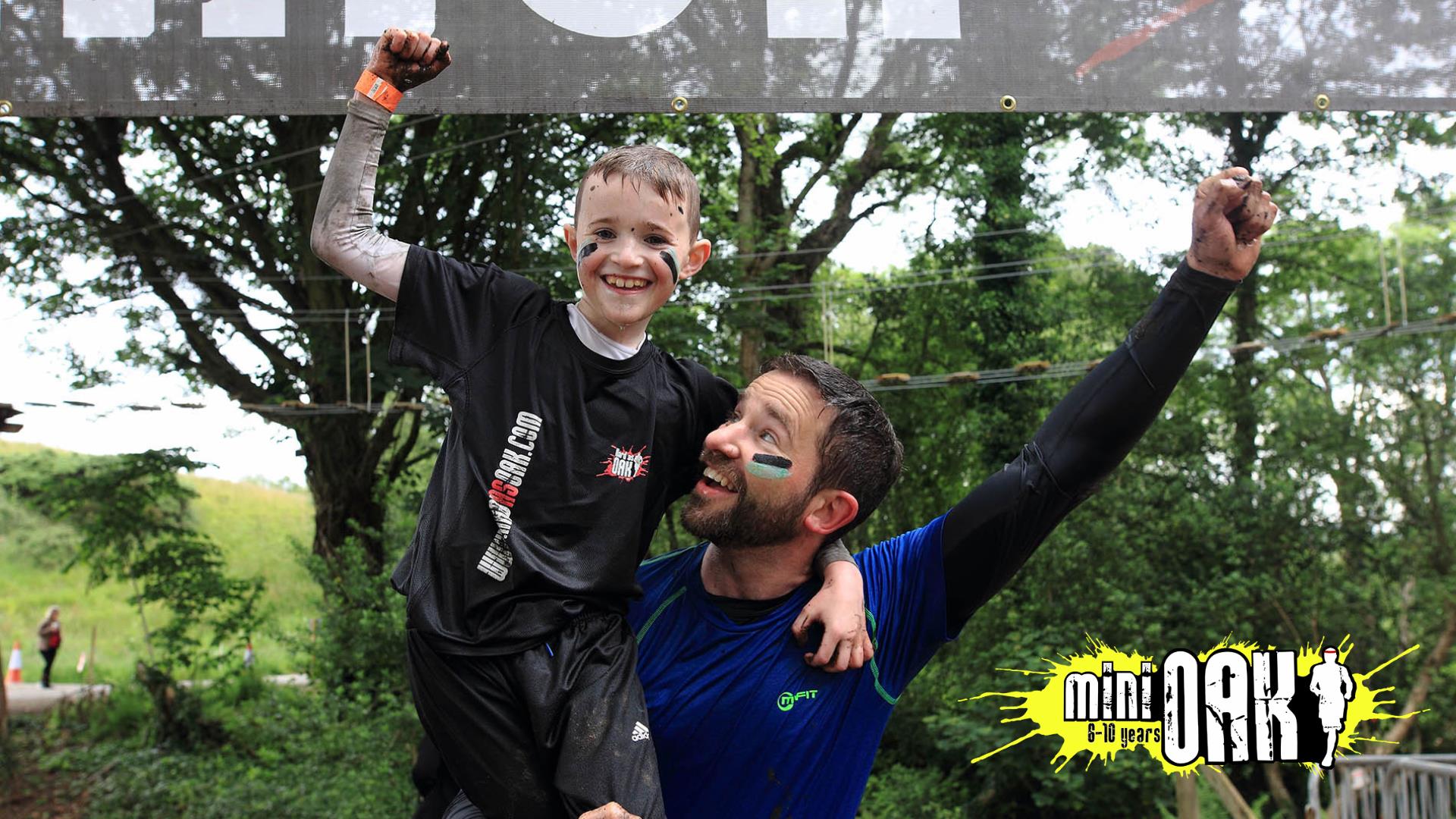 Promotional image for Mini OAK, with a child with his arm raised in a victory gesture.