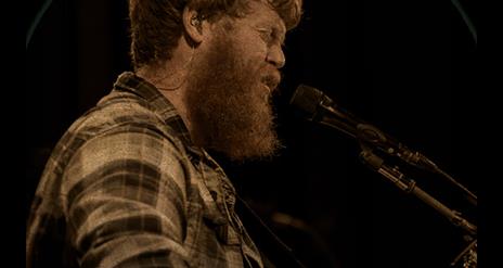 Oliver Anthony singing with guitar