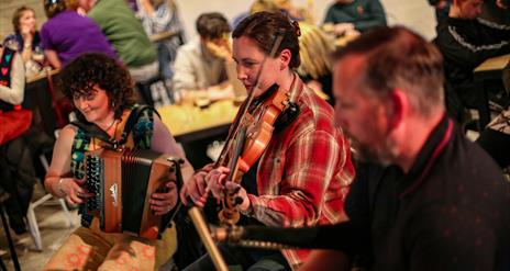 Ceol agus craic