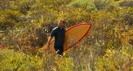 The surfer, picture of Nicolas cage with a surf board