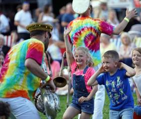 Family enjoying the brass players