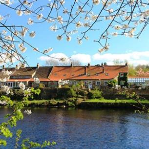 Boot and Shoe Cottage on the river Tees