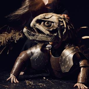 Se Gæst | The Guest. Person in armour with the head of a monster.