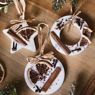 Luxury Winter/Christmas Wax Melts decorated with festive botanicals, such as cinnamon sticks, dried oranges, cloves and star anise.