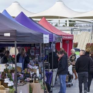 A busy Artisan Market at Dalton Park