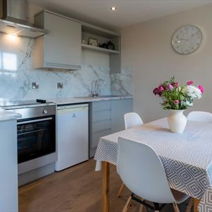 Hillcrest Self-Catering kitchen and dining area