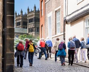 A group of people walking up to the cathedral