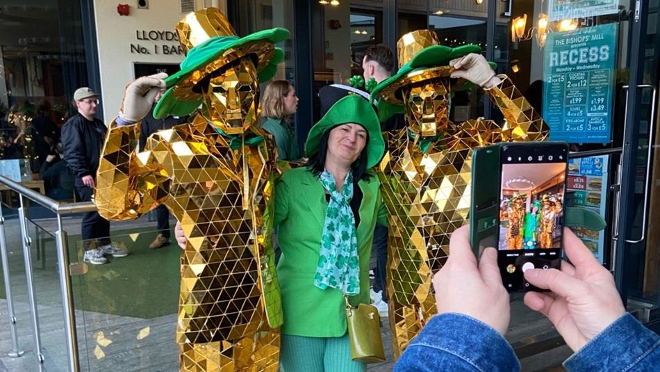 The Lucky Pot O'Gold Men at Walkergate
