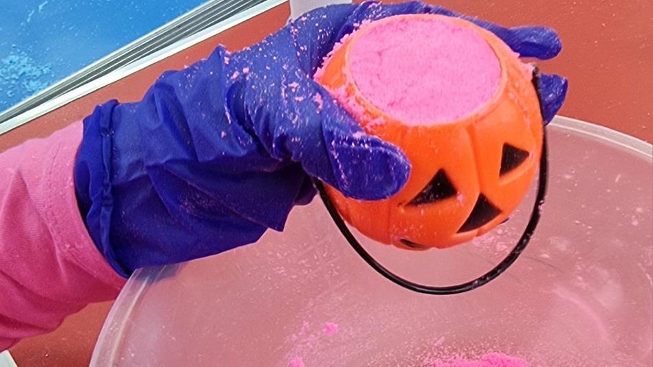 Making a pumpkin bath bomb