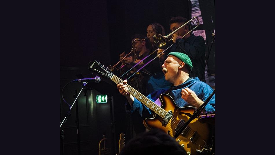 Hector Gannet performing.