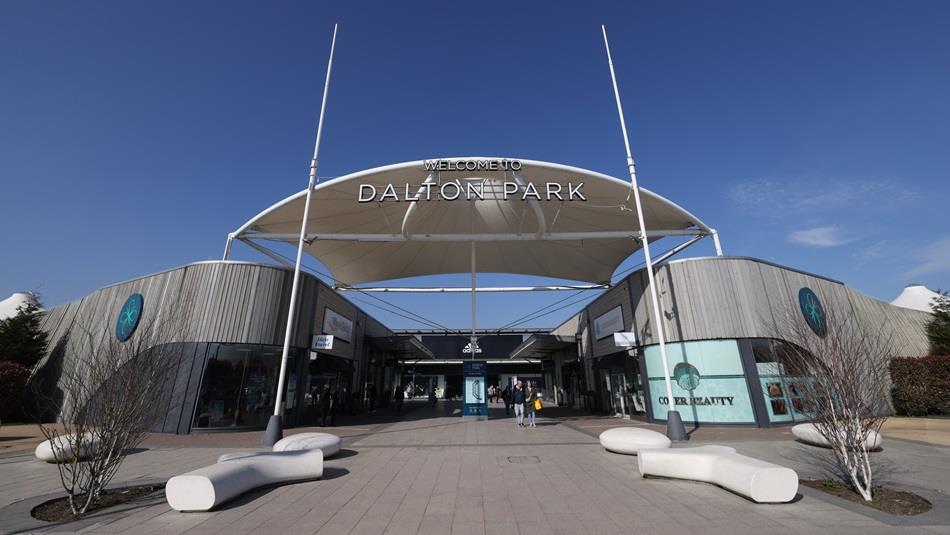 Entrance to Dalton Park Outlet and Outdoors