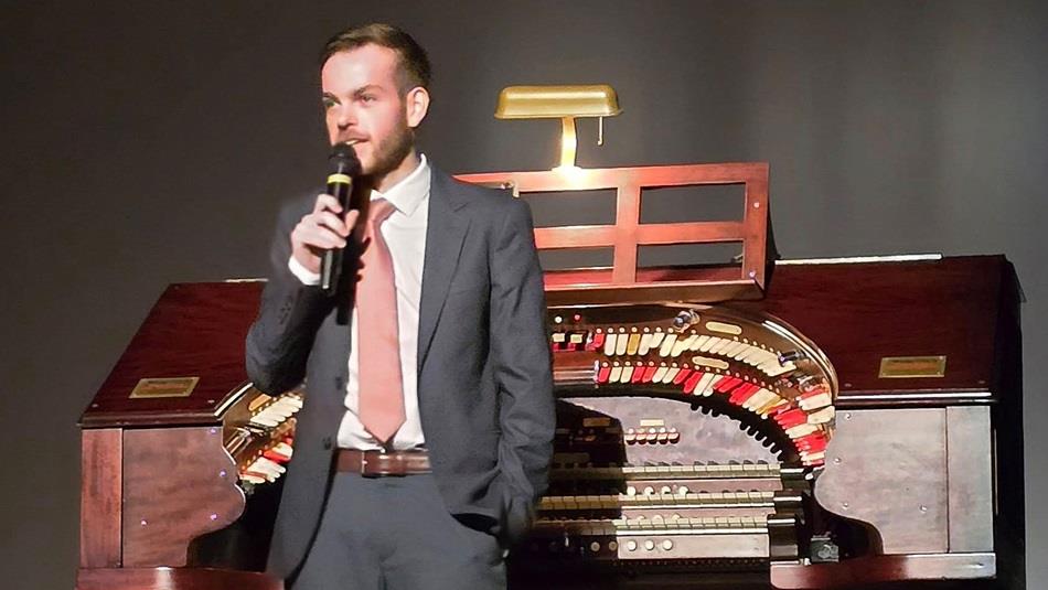 Declan Poole at the Wurlitzer organ (Milwaukee USA)