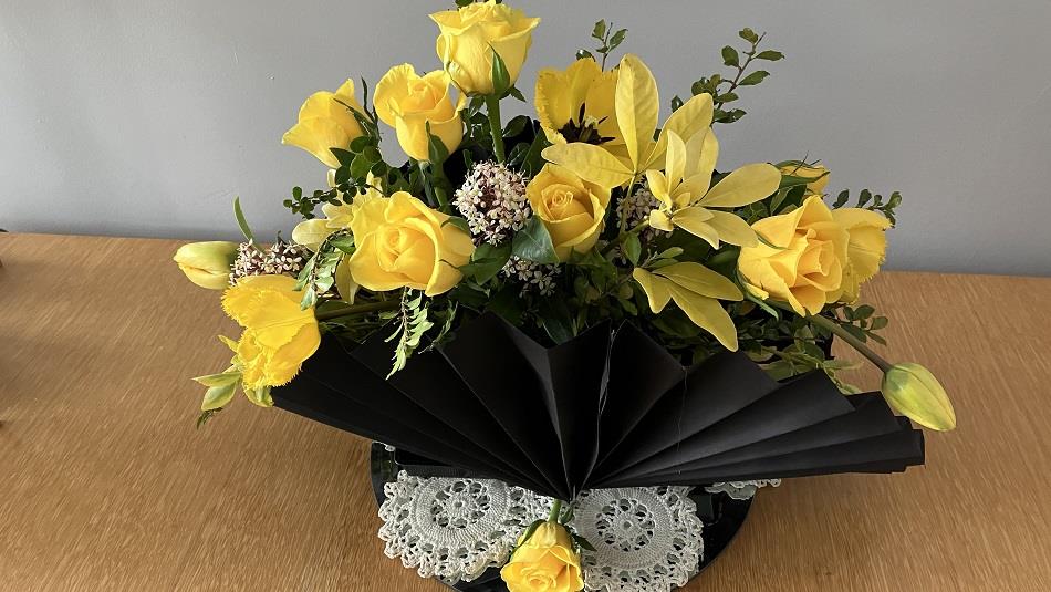 Flower arrangement with a mixture of yellow flowers