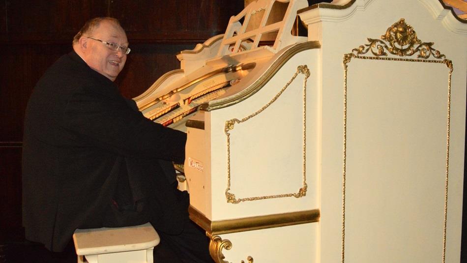 Kevin Morgan FRCO at the Wurlitzer theatre organ