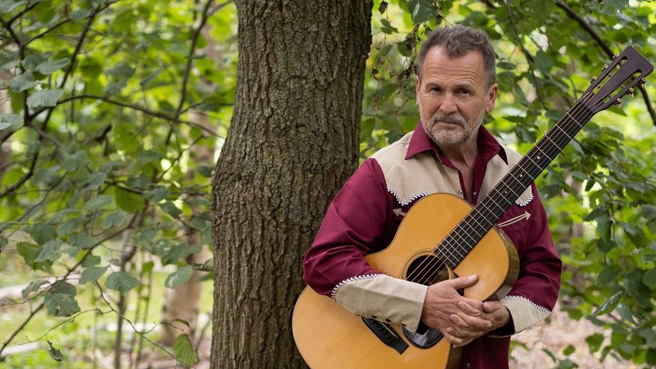 Photo of Martin Simpson holding guitar. Credit Geoff Trinder