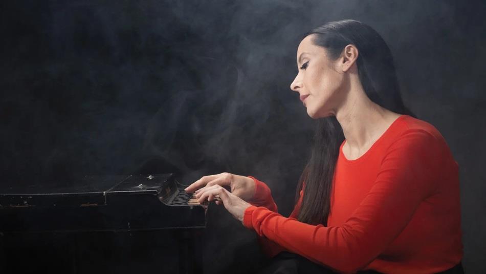 Nerina Pallot playing the piano